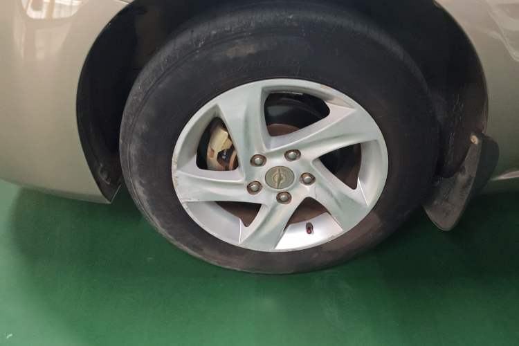 Used Haima Fumei 2013 Sedan 1.6L Manual Fashion Edition Left Front Wheel Hub