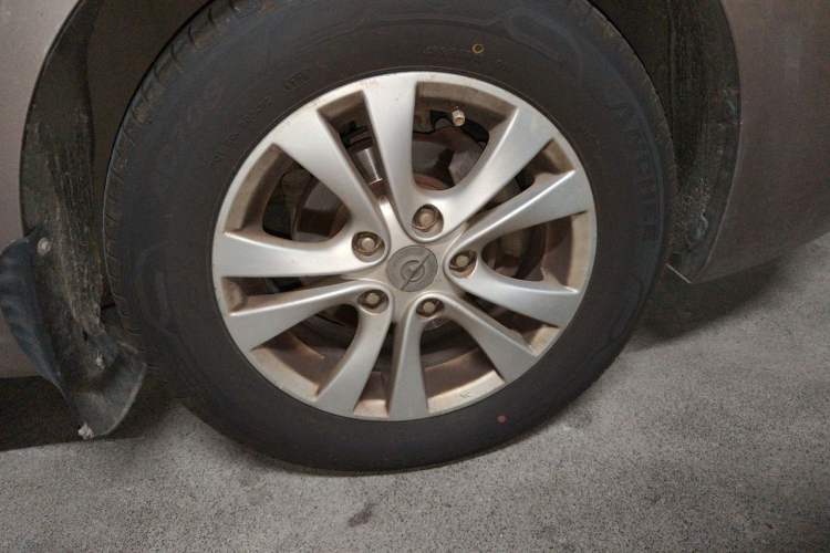 Used Haima Fumei 2013 Sedan 1.6L Manual Fashion Edition Right Front Wheel Hub