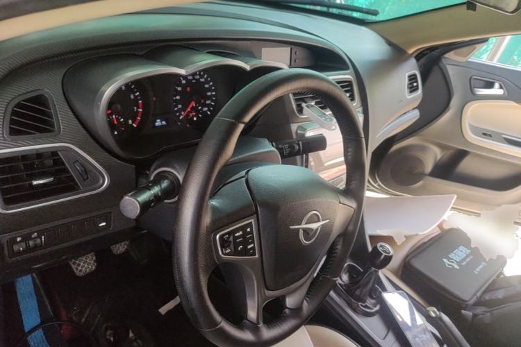Used Haima Fumei 2014 M5 1.6L Manual Elite Model Center Console