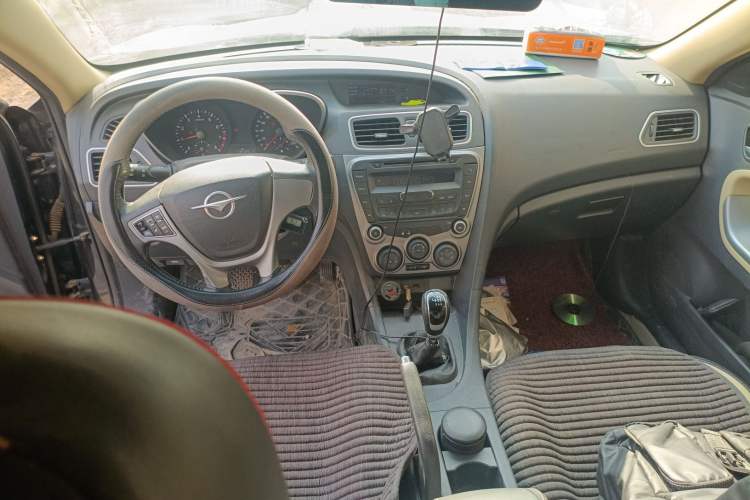 Used Haima Fumei 2014 M5 1.6L Manual Elite Model Center Console