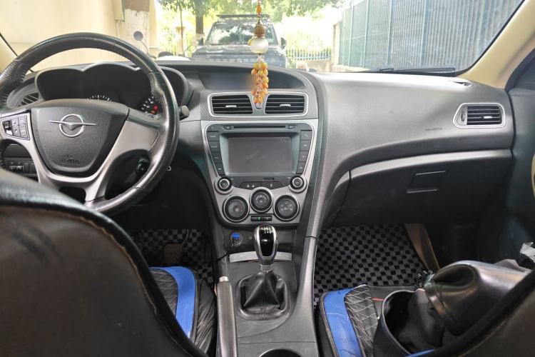 Used Haima Fumei 2014 M5 1.6L Manual Fashion Edition Center Console