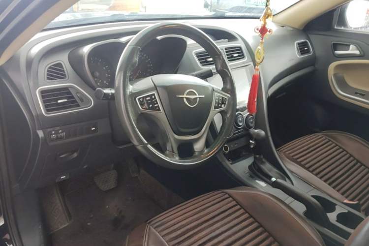 Used Haima Fumei 2014 M5 1.6L Automatic Elite Model Center Console