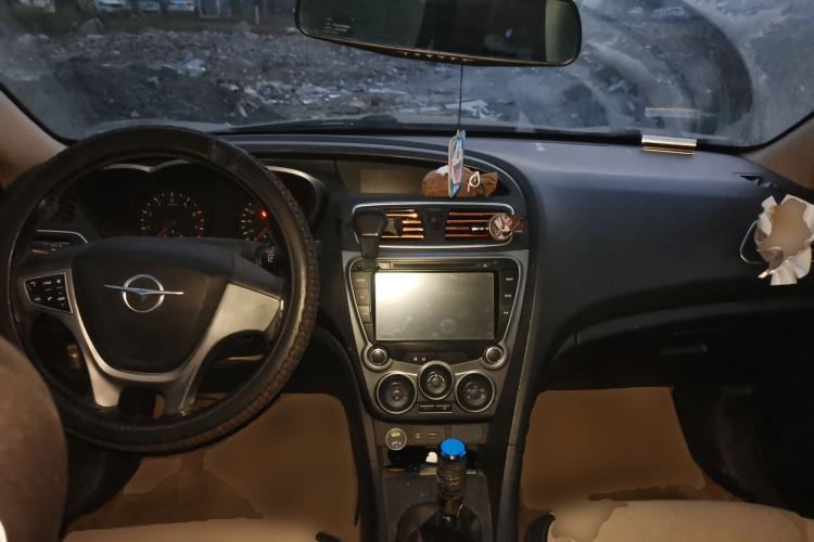 Used Haima Fumei 2014 M5 1.6L Manual Elite Model Center Console