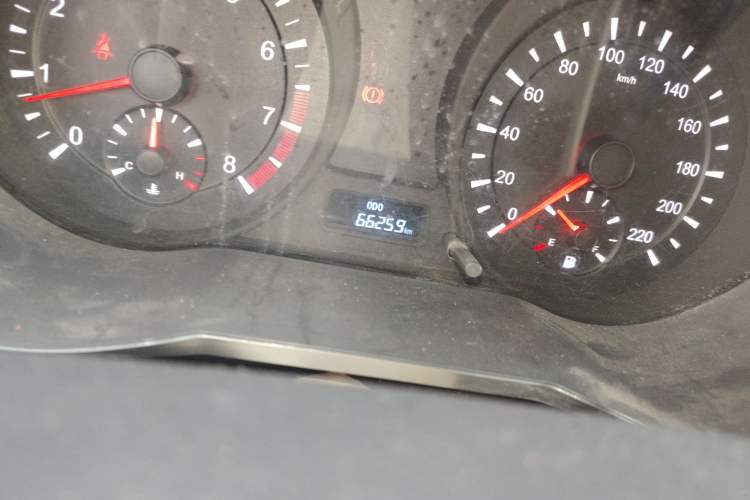 Used Haima Fumei 2014 M5 1.6L Manual Elite Model Odometer Close Up