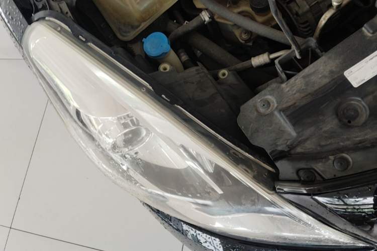 Used Haima Fumei 2014 M5 1.6L Automatic Elite Model Right Front Headlight