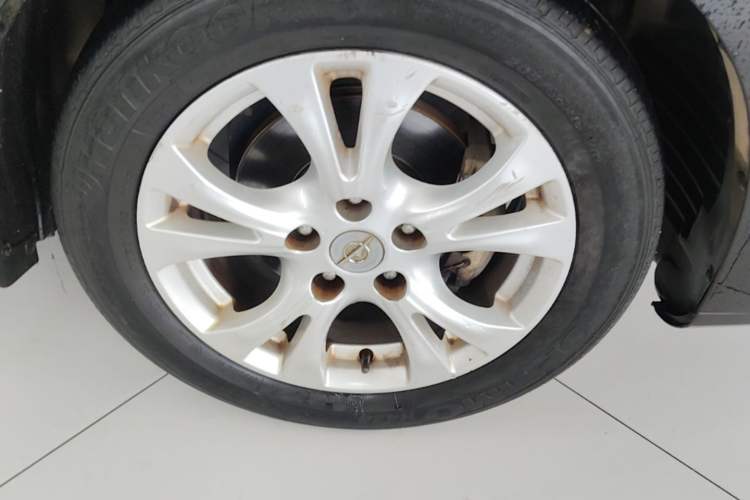 Used Haima Fumei 2014 M5 1.6L Automatic Elite Model Right Front Wheel Hub