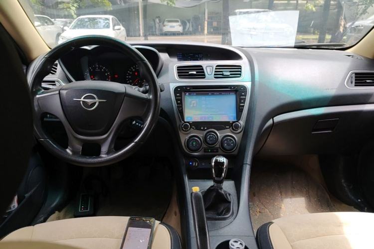 Used Haima Fumei 2014 M5 1.6L Manual Standard Model Center Console