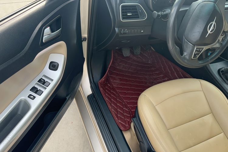 Used Haima Fumei 2014 M5 1.6L Manual Fashion Edition Interior 2