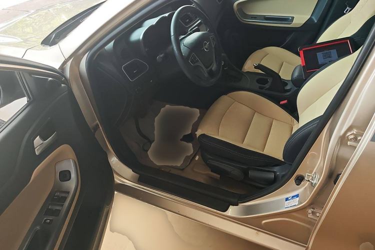 Used Haima Fumei 2014 M5 1.6L Automatic Elite Model Interior 3