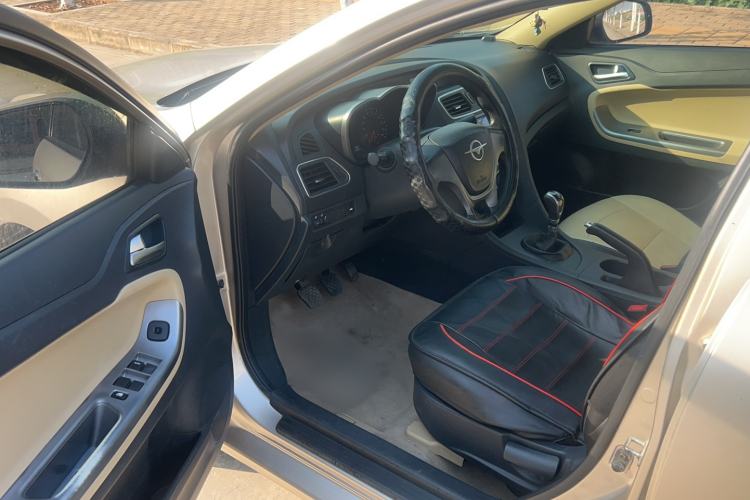 Used Haima Fumei 2014 M5 1.6L Manual Standard Model Interior 4