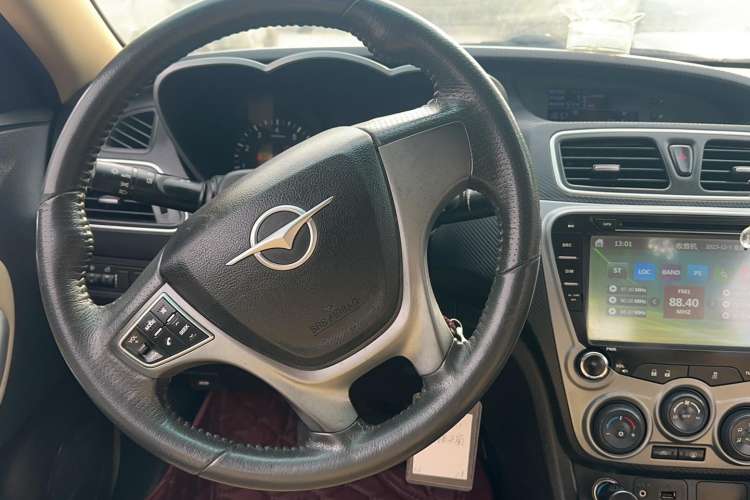 Used Haima Fumei 2014 M5 1.6L Manual Fashion Edition Interior 7