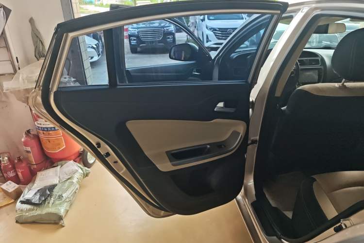 Used Haima Fumei 2014 M5 1.6L Automatic Elite Model Interior 8