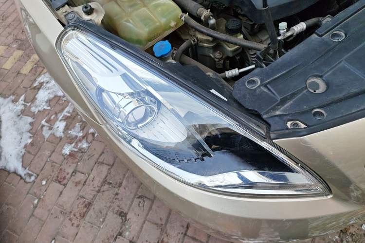 Used Haima Fumei 2014 M5 1.6L Manual Elite Model Right Front Headlight
