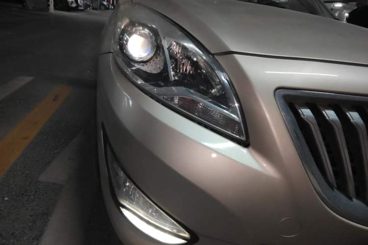 Used Haima Fumei 2014 M5 1.6L Manual Elite Model Right Front Headlight