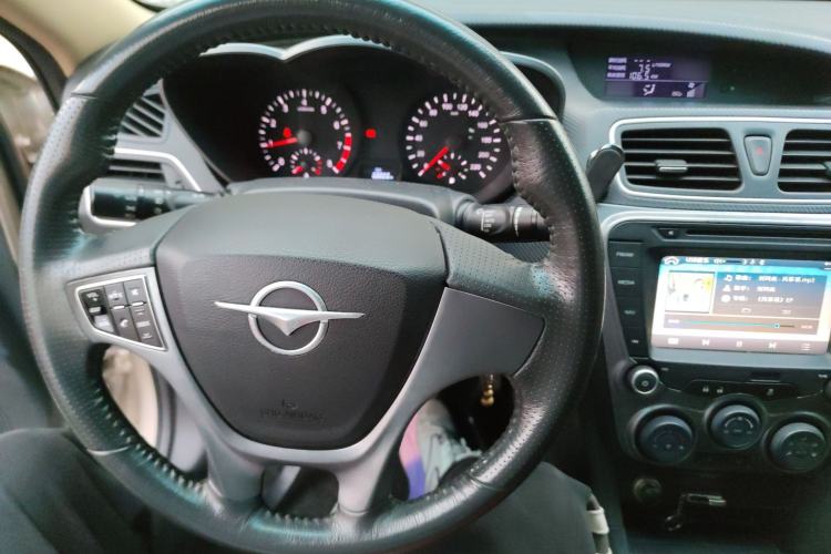 Used Haima Fumei 2014 M5 1.6L Manual Fashion Edition Center Console