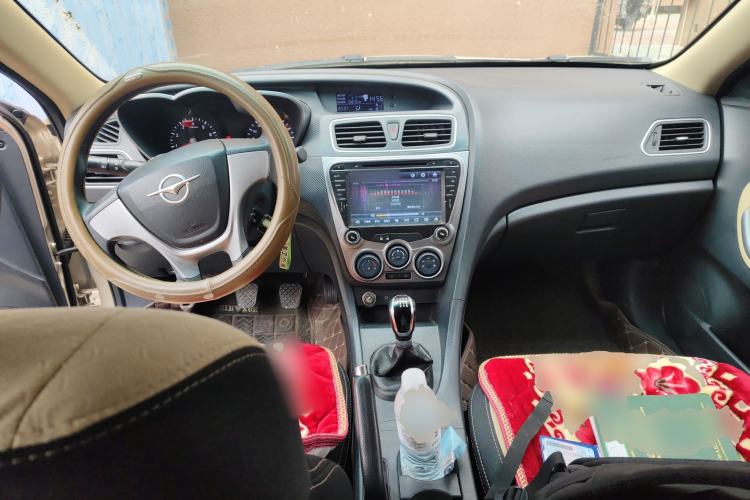 Used Haima Fumei 2014 M5 1.6L Manual Standard Model Center Console
