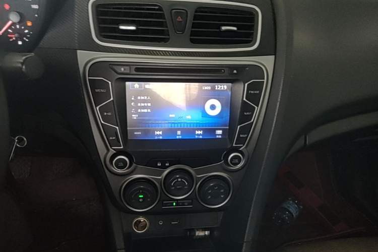 Used Haima Fumei 2014 M5 1.6L Manual Elite Model Audio And AC Panel