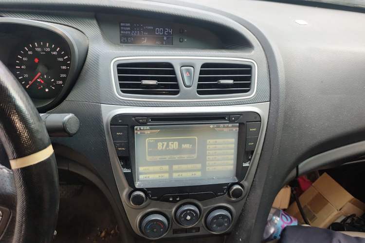 Used Haima Fumei 2014 M5 1.6L Automatic Elite Model Audio And AC Panel