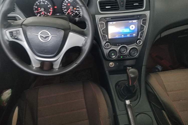 Used Haima Fumei 2014 M5 1.6L Manual Elite Model Center Console