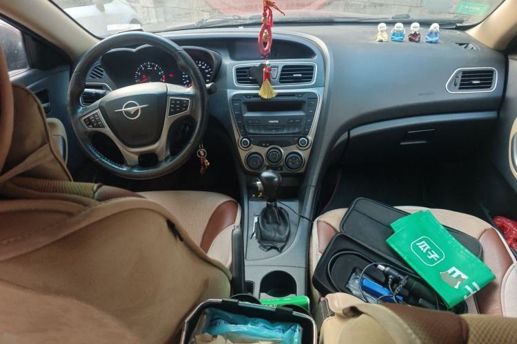 Used Haima Fumei 2014 M5 1.6L Automatic Elite Model Center Console