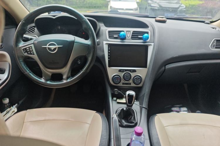 Used Haima Fumei 2014 M5 1.6L Manual Comfort Model Center Console