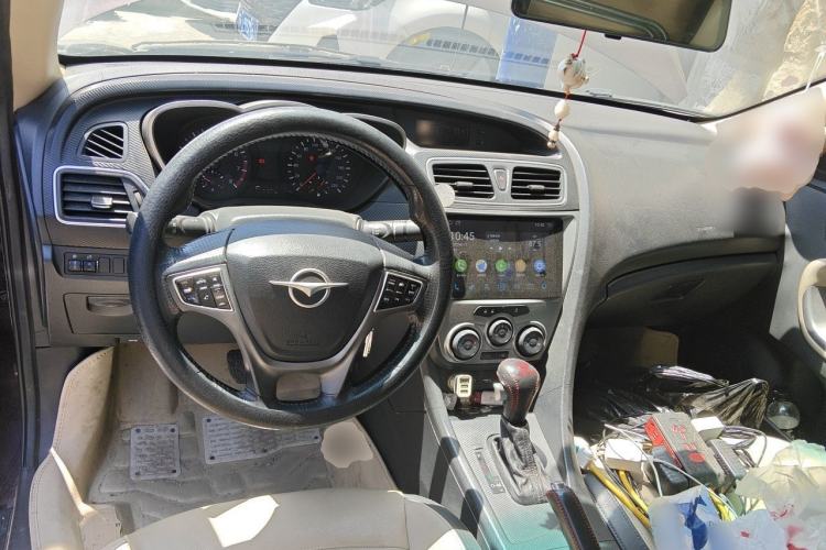 Used Haima Fumei 2014 M5 1.6L Automatic Elite Model Center Console