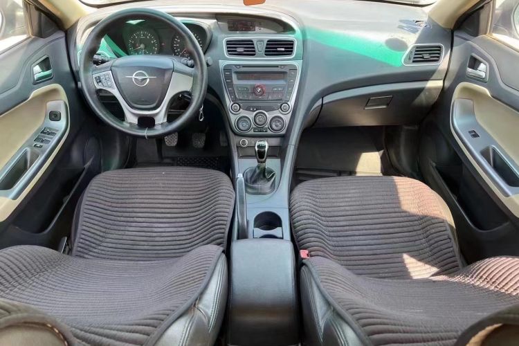 Used Haima Fumei 2014 M5 1.6L Manual Elite Model Center Console