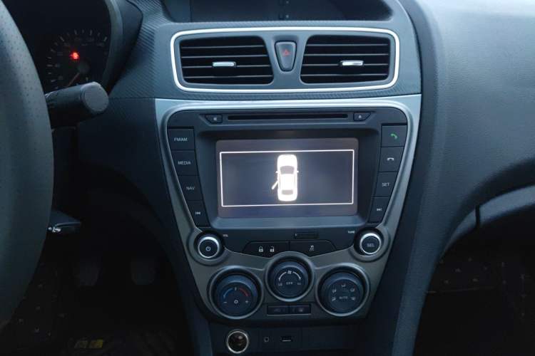 Used Haima Fumei 2014 M5 1.6L Manual Fashion Edition Audio And AC Panel
