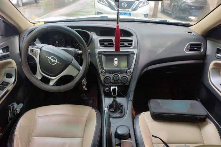 Used Haima Fumei 2014 M5 1.6L Manual Fashion Edition Center Console
