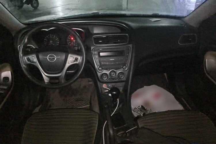 Used Haima Fumei 2014 M5 1.6L Automatic Elite Model Center Console