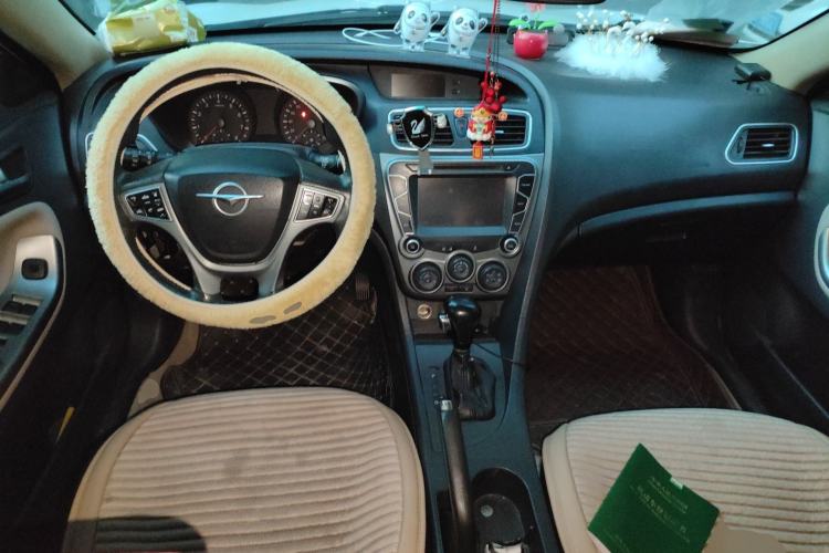 Used Haima Fumei 2014 M5 1.6L Automatic Elite Model Center Console