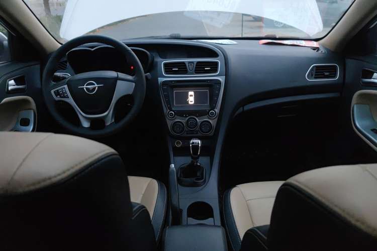 Used Haima Fumei 2014 M5 1.6L Manual Fashion Edition Center Console