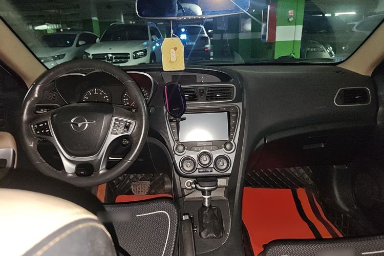 Used Haima Fumei 2014 M5 1.6L Automatic Comfort Model Center Console