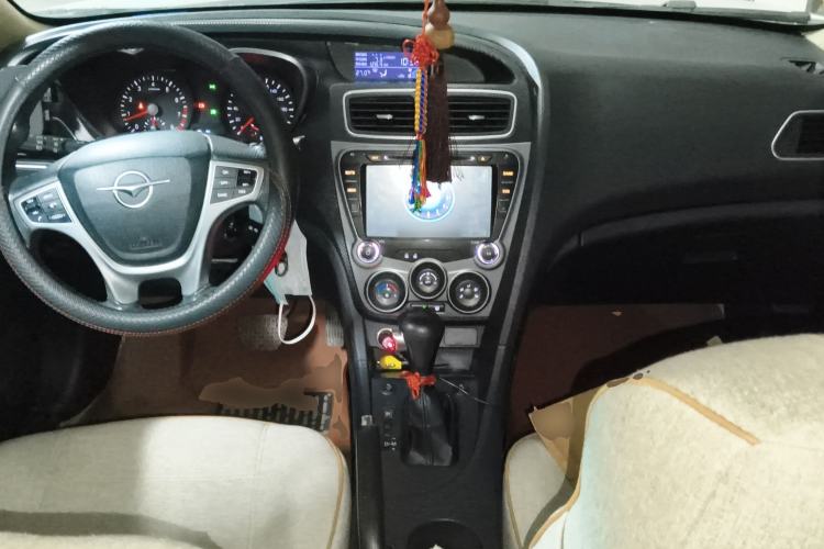 Used Haima Fumei 2014 M5 1.6L Automatic Elite Model Center Console
