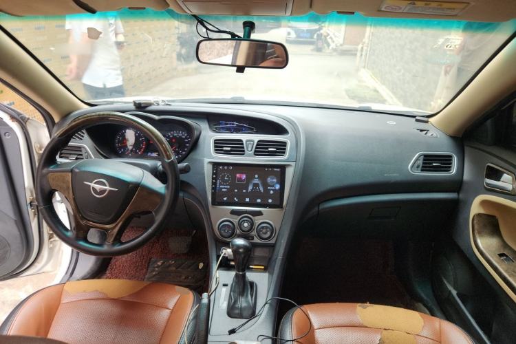 Used Haima Fumei 2014 M5 1.6L Automatic Elite Model Center Console
