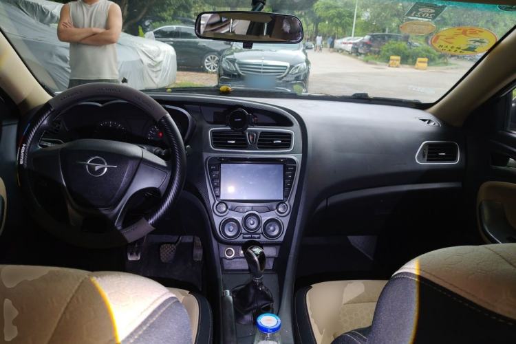 Used Haima Fumei 2014 M5 1.6L Manual Standard Model Center Console