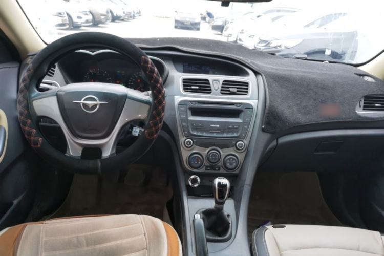 Used Haima Fumei 2014 M5 1.6L Manual Standard Model Center Console