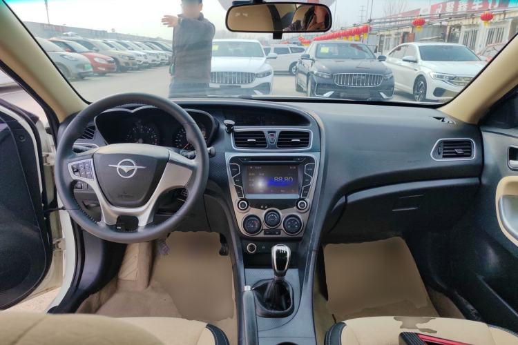 Used Haima Fumei 2014 M5 1.6L Manual Elite Model Center Console