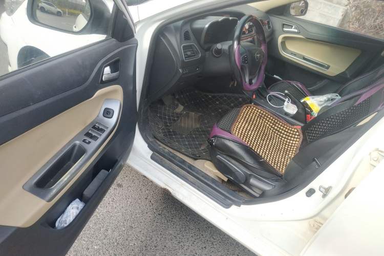 Used Haima Fumei 2014 M5 1.6L Automatic Elite Model Driver Seat