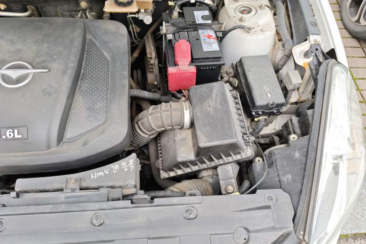 Used Haima Fumei 2014 M5 1.6L Automatic Luxury Model Engine Bay Left