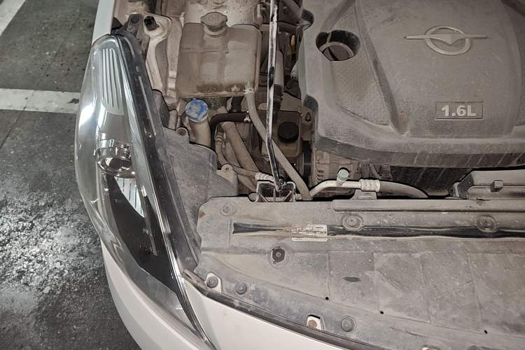 Used Haima Fumei 2014 M5 1.6L Automatic Comfort Model Engine Bay Right