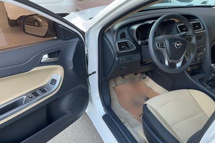 Used Haima Fumei 2014 M5 1.6L Manual Elite Model Interior 2
