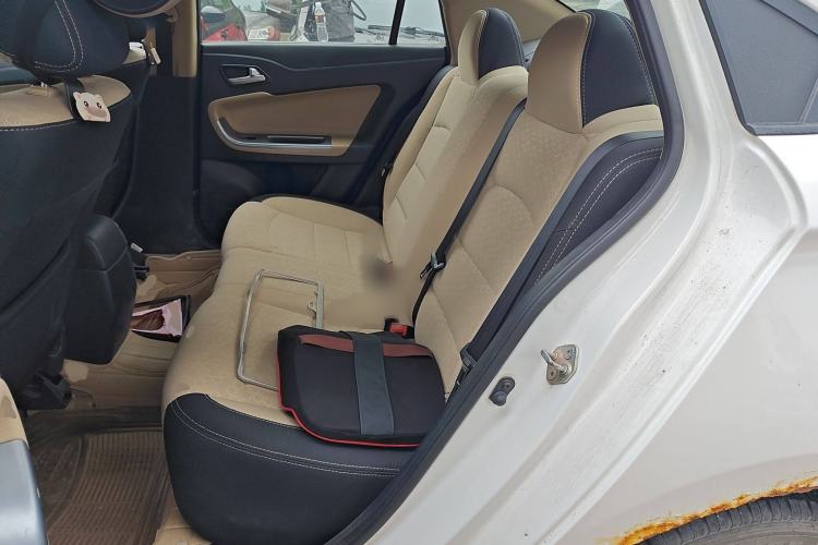 Used Haima Fumei 2014 M5 1.6L Manual Standard Model Interior 4