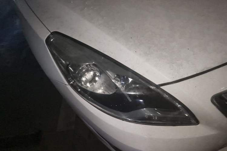 Used Haima Fumei 2014 M5 1.6L Automatic Elite Model Right Front Headlight