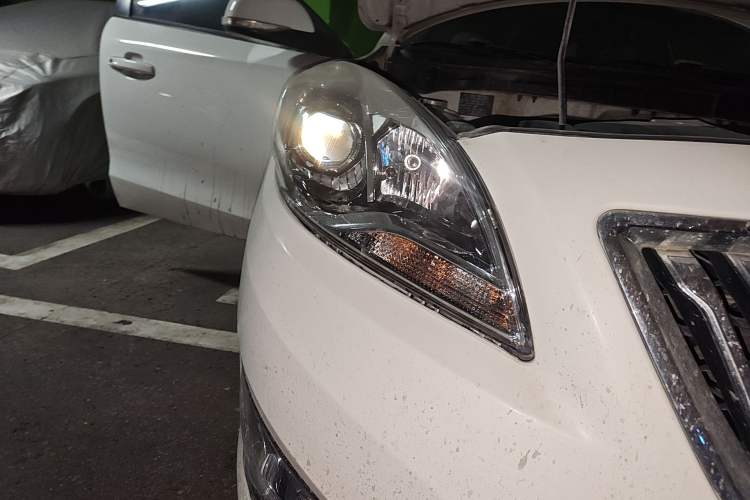 Used Haima Fumei 2014 M5 1.6L Automatic Comfort Model Right Front Headlight