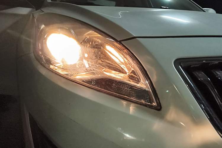 Used Haima Fumei 2014 M5 1.6L Automatic Elite Model Right Front Headlight