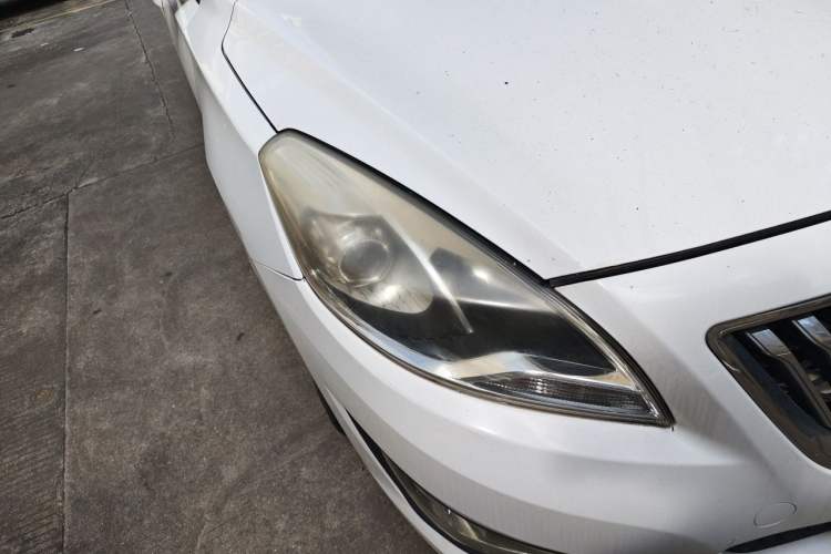 Used Haima Fumei 2014 M5 1.6L Automatic Elite Model Right Front Headlight