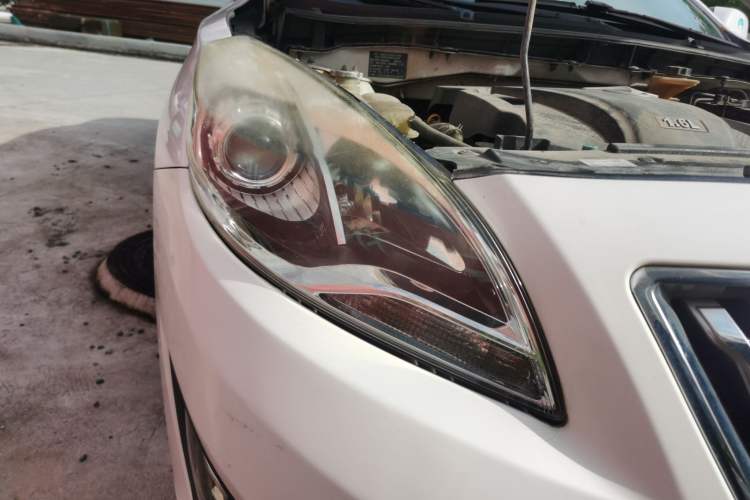 Used Haima Fumei 2014 M5 1.6L Automatic Comfort Model Right Front Headlight