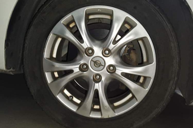 Used Haima Fumei 2014 M5 1.6L Automatic Elite Model Right Front Wheel Hub