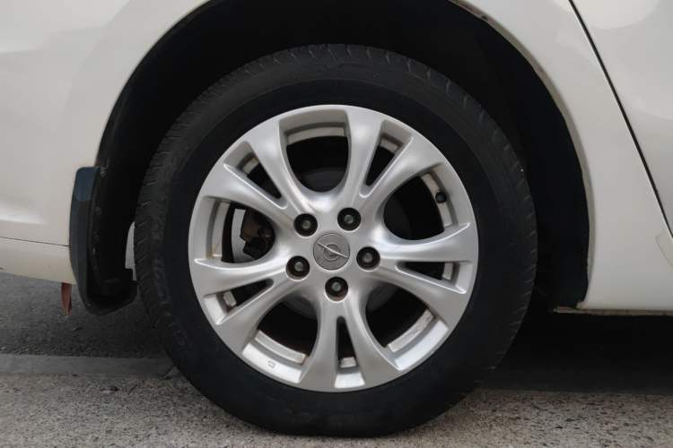 Used Haima Fumei 2014 M5 1.6L Manual Fashion Edition Right Rear Wheel Hub